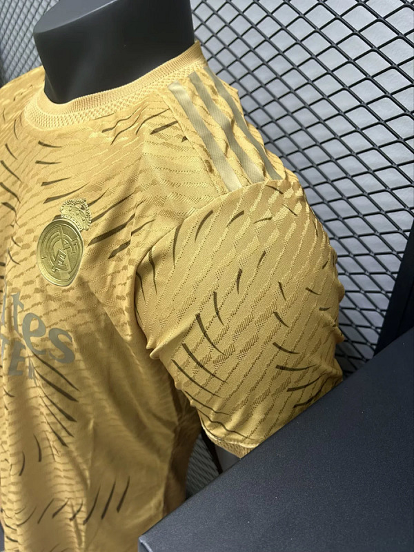 Real Madrid 25/26 Real Madrid Gold Special Player 6