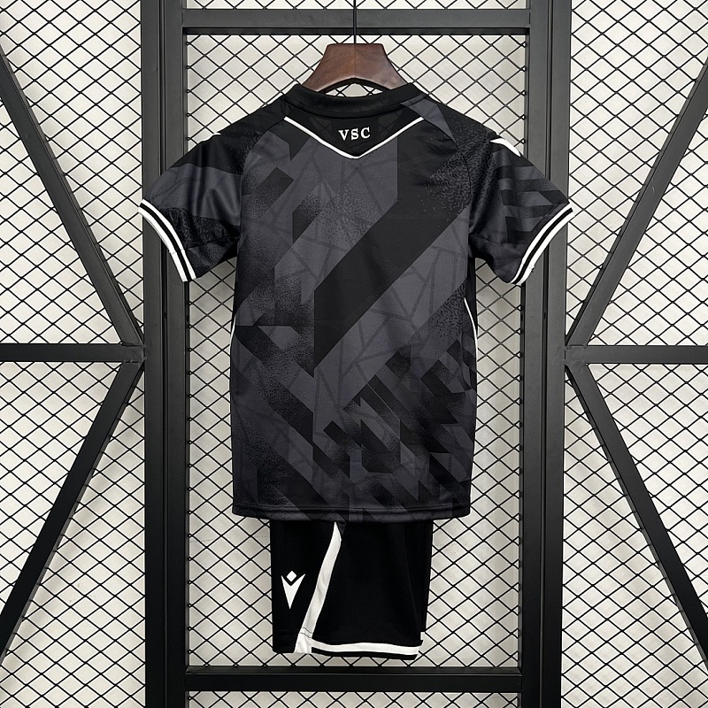 Guimarães Size: 25/26 Kids Guimarães Away Size: 16-28 11