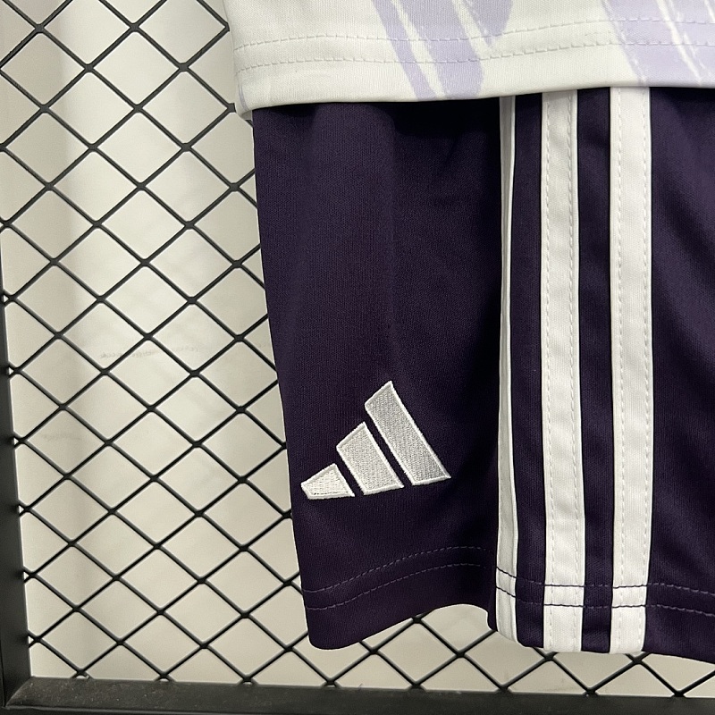 M-U Size: 25/26 Kids M-U Away Size: 16-28 4