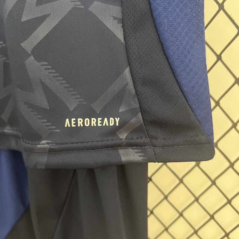 M-U Size: 24/25 Kids M-U away Size: 16-28 6