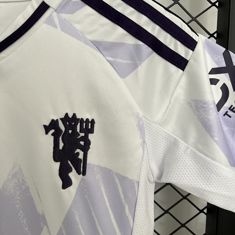 M-U Size: 25/26 Kids M-U Away Size: 16-28 9