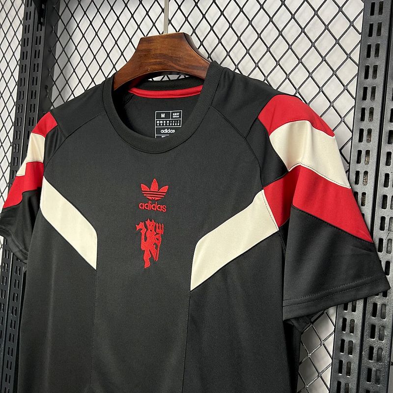 M-U 2024/25 M-U 2024/25 Originals Tee Black Jersey S-2XL 5