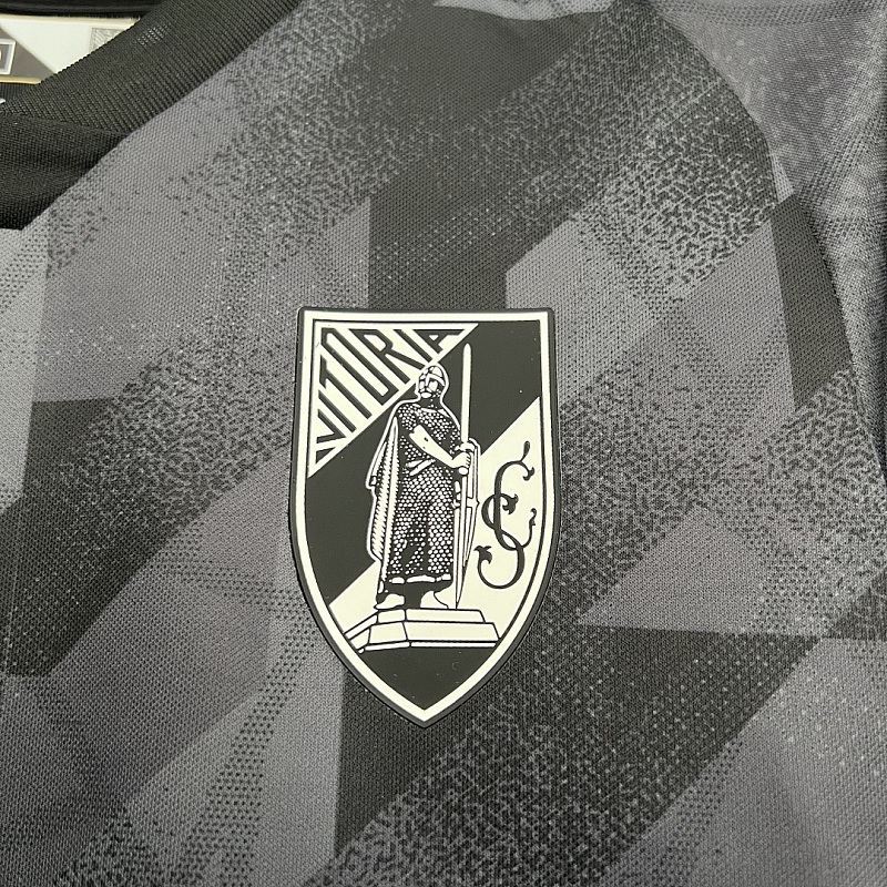 Guimarães Size: 25/26 Kids Guimarães Away Size: 16-28 2