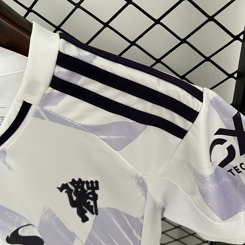 M-U Size: 25/26 Kids M-U Away Size: 16-28 6