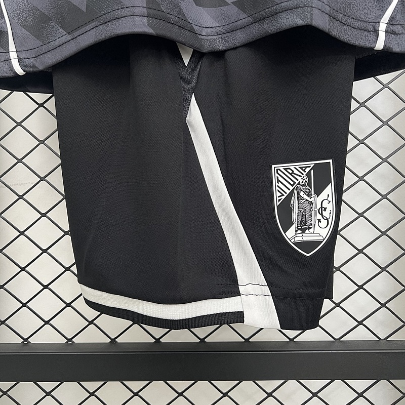 Guimarães Size: 25/26 Kids Guimarães Away Size: 16-28 6