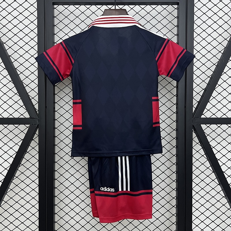 Bayern Munich kids Bayern Munich 97/99 Home size: 16-28 4