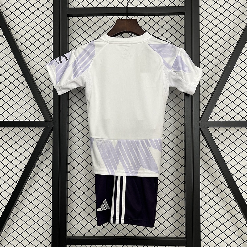 M-U Size: 25/26 Kids M-U Away Size: 16-28 7