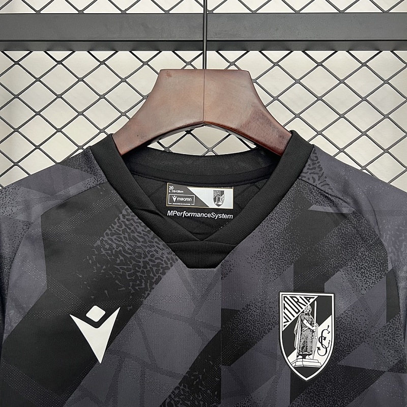 Guimarães Size: 25/26 Kids Guimarães Away Size: 16-28 5