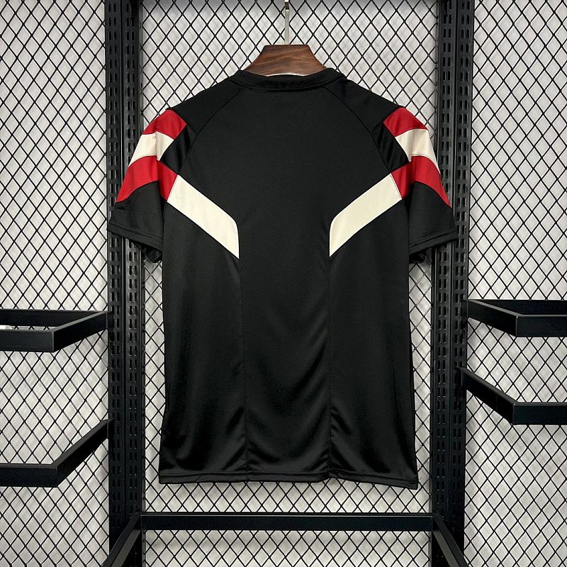 M-U 2024/25 M-U 2024/25 Originals Tee Black Jersey S-2XL 3
