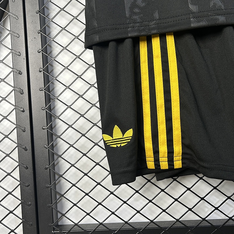M-U size 25/26 kids M-U third away size 16-28 8