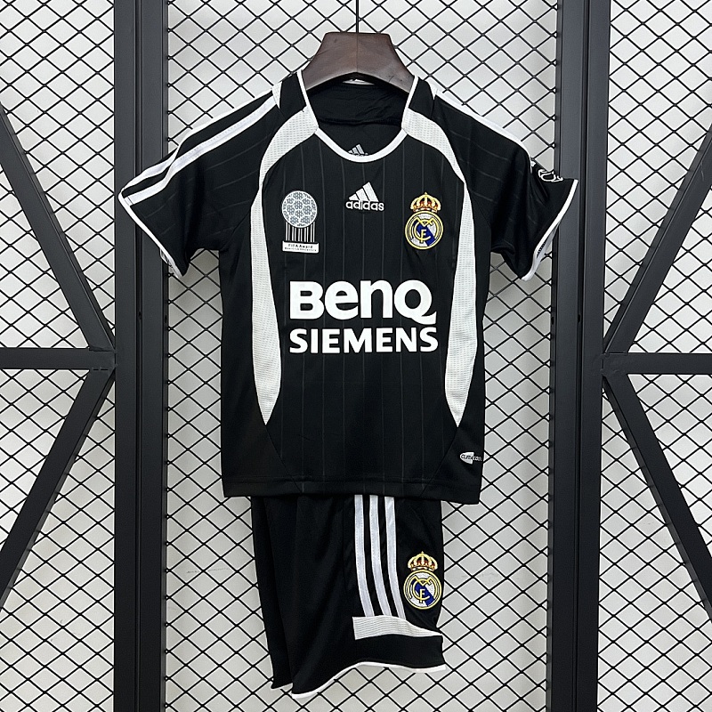 Real Madrid kids Real Madrid 06/07 away size: 16-28