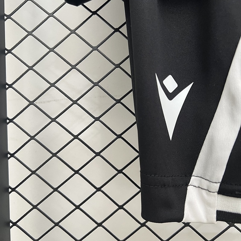 Guimarães Size: 25/26 Kids Guimarães Away Size: 16-28 12
