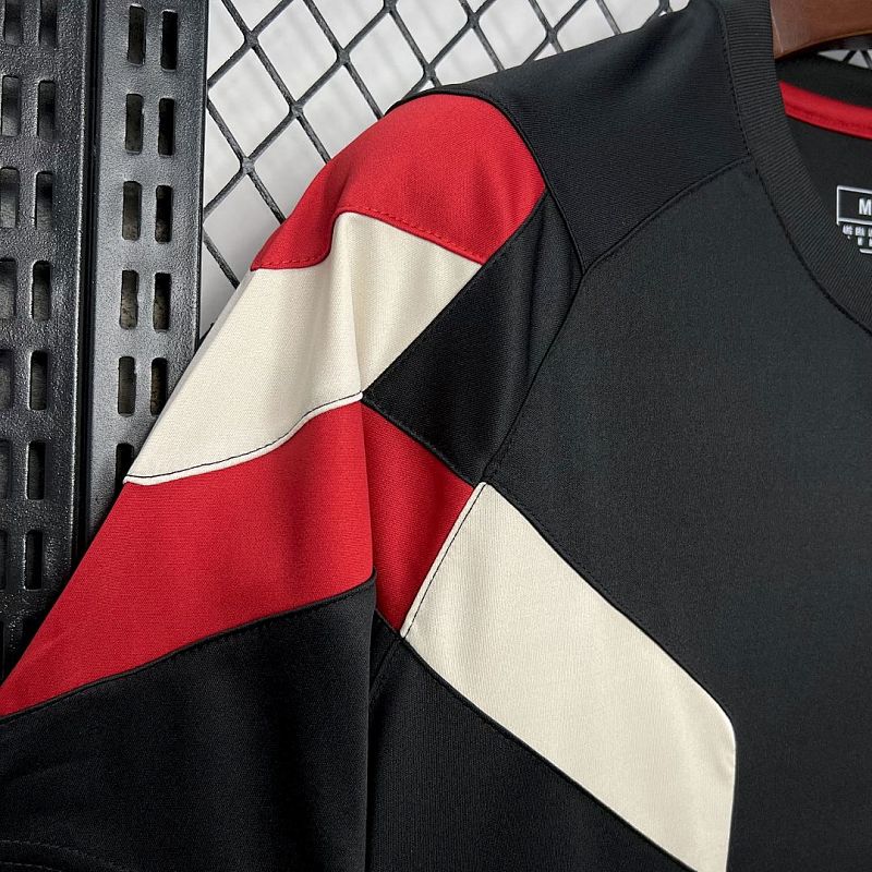 M-U 2024/25 M-U 2024/25 Originals Tee Black Jersey S-2XL 2
